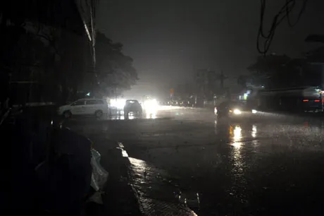 Các phương tiện tham gia giao thông trên đường Nguyễn Văn Cừ bật đèn giữa "ban ngày"