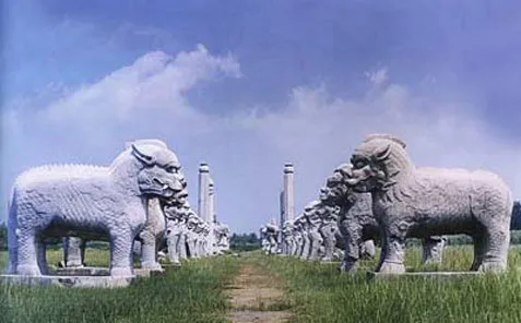 Tượng đá khổng lồ trên thần lộ