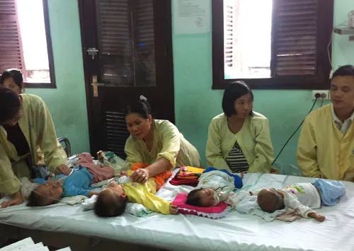 Bệnh viện quá tải, trẻ phải nằm ghép 3-4 bé một giường