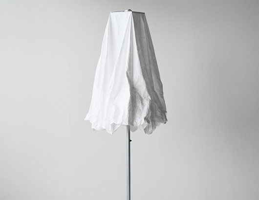 Chiếc ô hình đám mây tự bung trong ánh mặt trời