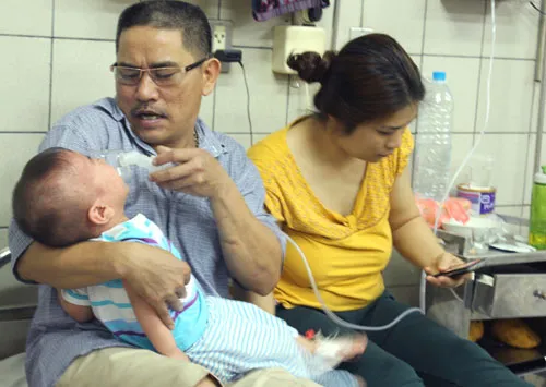 Trẻ nhiễm sởi, bị biến chứng viêm phổi đang điều trị tại Bệnh viện Bạch Mai