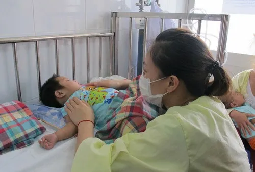Khi đến thăm, chăm con bị sởi nhiều người lớn có thể bị lây hoặc mang virus lây lan ra ngoài cộng đồng