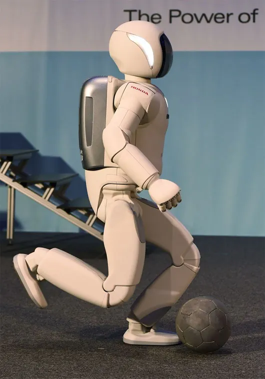 Người máy ASIMO biểu diễn khả năng đá bóng trong cuộc họp báo ở New York, Mỹ ngày 16/4