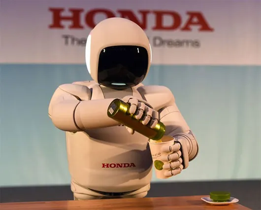 Người máy ASIMO trình diễn khả năng rót chất lỏng tại cuộc họp báo ở New York, Mỹ ngày 16/4