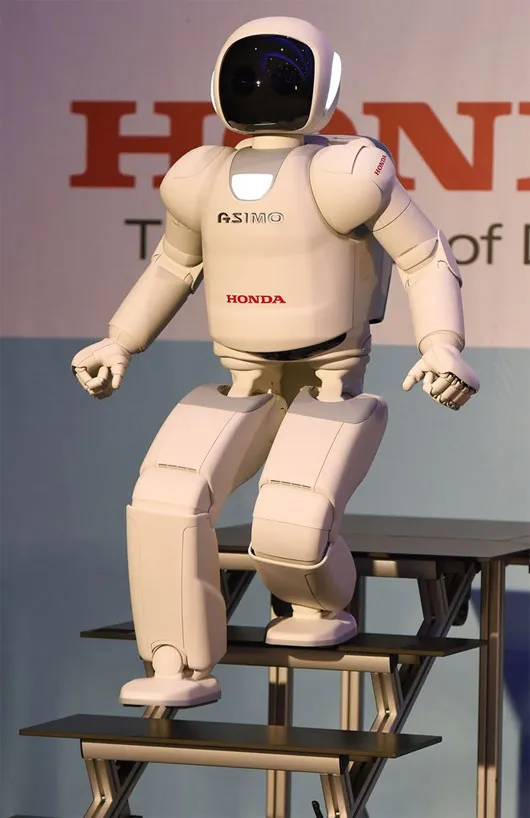 Người máy ASIMO biểu diễn khả năng leo bộ cầu thang trong cuộc họp báo ở New York, Mỹ ngày 16/4