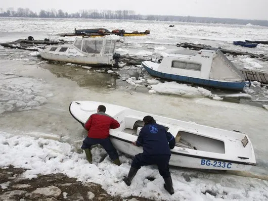 Băng tan chảy làm hỏng hàng trăm chiếc tàu nhỏ trên sông Danube ở Belgrade