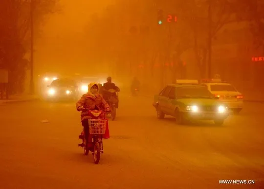 Trung Quốc: Thành phố đỏ ối khi bão cát kinh hoàng tấn công