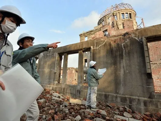 Các quan chức đô thị kiểm tra Nhà vòm tưởng niệm các nạn nhân Bom Nguyên tử tại thành phố Hiroshima sau trận động đất sáng 14/3