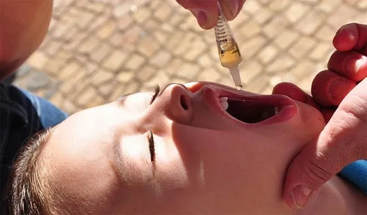 Không có cách nào để chữa khỏi bệnh bại liệt. Cho trẻ tiêm/uống vaccine bại liệt là yêu cầu bắt buộc