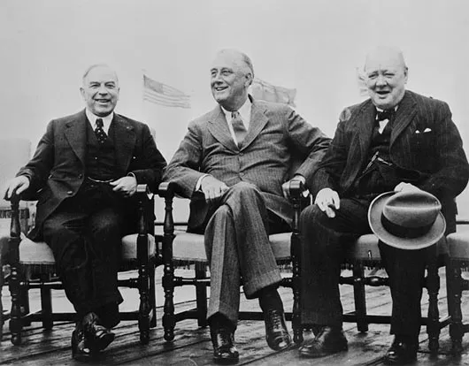 Churchill ký kết với tổng thống Mỹ Roosevelt tại hội nghị Quebec năm 1943