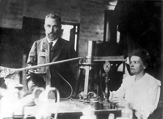Pierre và Marie Curie đã đặt tên "phóng xạ" (radioactivity) để diễn tả cho hiện tượng phân rã hạt nhân