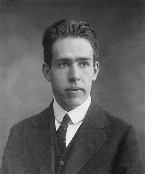 Niels Bohr (1885-1962), nhà vật lý người Đan Mạch cũng có nhiều đóng góp cho sự hiểu biết về nguyên tử và sự phân bố của các electron quanh hạt nhân vào những năm 1940