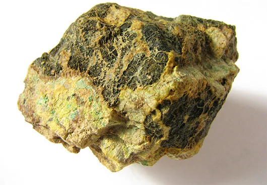 Quặng pecblen, một loại quặng khoáng sản chứa radium và uranium trong tự nhiên