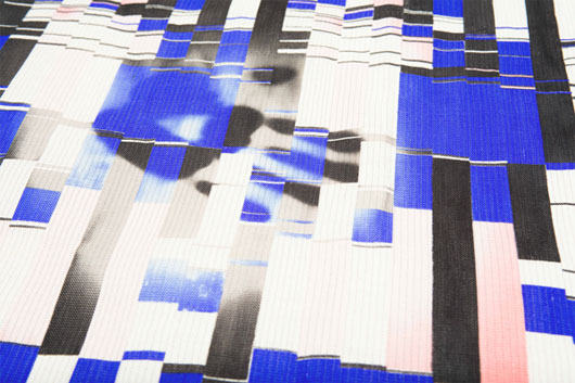 Thử nghiệm vải tương tác tự động thay đổi màu sắc