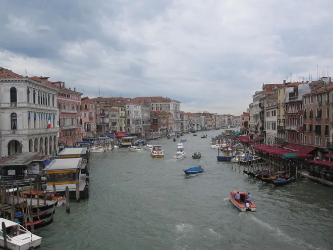 Nằm ở phía Đông Bắc Italy, Venice được hình thành từ hàng trăm hòn đảo và kênh đào nối liền với nhau bởi hơn 400 cây cầu lớn nhỏ