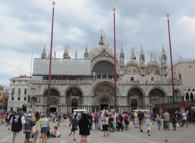 Ẩn chứa trong lòng Venice là một số lượng lớn các công trình kiến trúc mang giá trị lịch sử và văn hóa của nhân loại: 120 nhà thờ kiểu Phục Hưng, hơn 60 tu viện, hơn 100 tháp chuông và 40 cung điện.