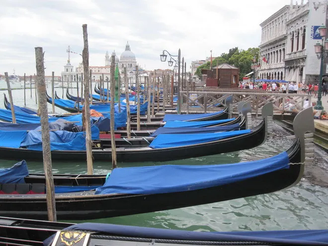 Gondola là loại thuyền truyền thống và đặc trưng nhất của Venice.