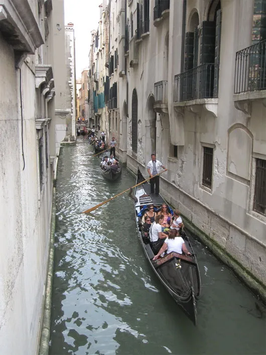 Vừa trải nghiệm sự khác lạ trên những chiếc Gondola bồng bềnh, len lỏi theo các kênh rạch nhỏ, hai bên là các dãy nhà san sát, du khách vừa thả hồn và đắm chìm vào trong tiếng hát du dương, trầm bổng của những chàng trai chèo thuyền gốc Italy đội mũ rộng vàng, chít khăn đỏ đậm chất lãng tử.