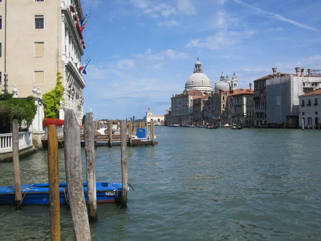 Kênh Lớn (Grand Canal), được ca ngợi là đại lộ trên mặt nước đẹp nhất thế giới, là huyết mạch giao thông chính của thành phố