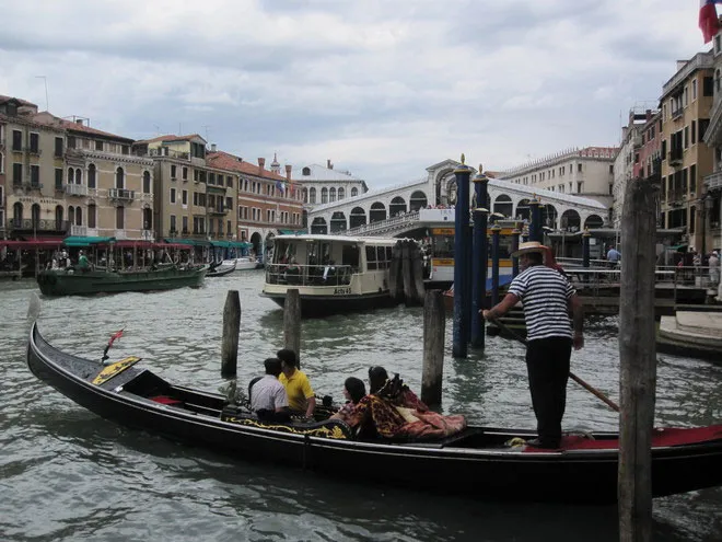 Cây cầu Rialto danh tiếng, biểu tượng của Venice, là nơi dừng chân của du khách và các cặp tình nhân.