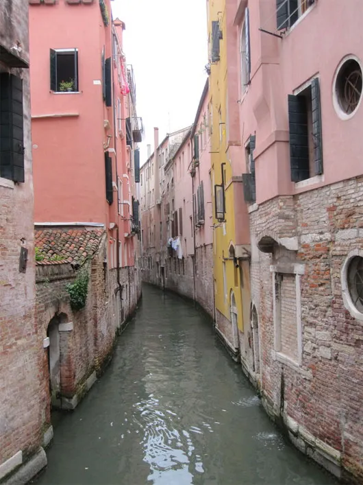 Đi sâu vào trong lòng Venice, du khách sẽ bắt gặp những con kênh nhỏ, hai bên là những ngôi nhà cao tầng nhiều màu sắc khoác chiếc áo thời gian với những chậu hoa xinh xắn bên những ô cửa sổ tạo nên vẻ đẹp giản dị