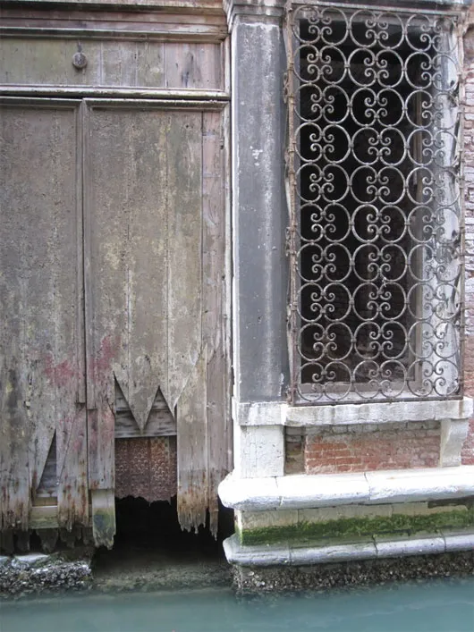Nét cổ kính của Venice được in hằn đậm nét lên các ngôi nhà với những bức tường rêu phong, những ô cửa sổ rỉ sét và những cánh cửa ngập nước bị ăn mòn theo thời gian.