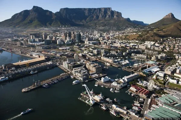 Cảng thương mại sầm uất V & A Waterfront và núi Table, Cape Town, Nam Phi.