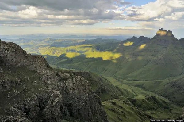 Khung cảnh núi Drakensberg chụp trên cao.