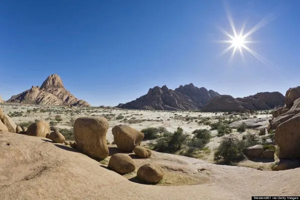 Góc nhìn mới lạ từ đỉnh núi đá granite Spitzkoppe trong sa mạc Namib.