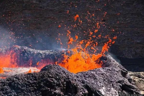 Dung nham phun trào từ núi lửa Erta Ale, Ethiopia.