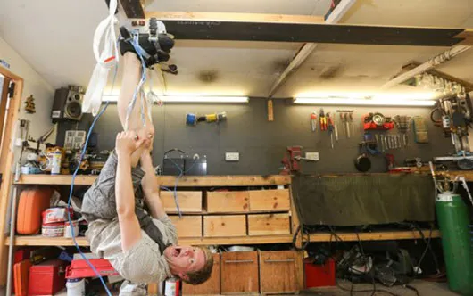 Colin Furze tỏ ra thích thú với đôi giày ma thuật này