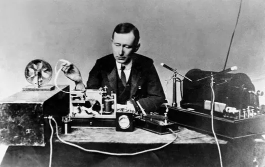 Kỹ sư điện/nhà phát minh Guglielmo Marconi (1874-1937) cùng hệ thống truyền tin không dây đầu tiên vượt Đại Tây Dương của ông tại Anh Quốc vào năm 1901