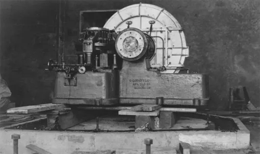 Hình ảnh máy truyền tin "spark-gap machines" 230kW đầu tiên của Marconi. Các ký tự được đúc trên thân máy là W MACKIE & C, 47 1/2 OLD ST, LONDON EC.
