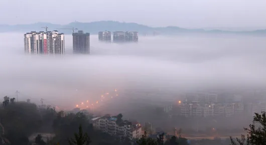Thành phố Trùng Khánh ở tây nam Trung Quốc bị bao phủ trong sương mù dày đặc.