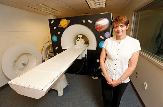 Karin James, tiến sĩ tâm lý học tại Đại học Indiana, đã sử dụng máy quét não để tìm hiểu mối liên hệ giữa thao tác viết tay đến hoạt động của các vùng não