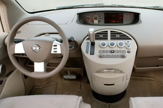Nissan Quest 2004 với bảng đồng hồ tốc độ nằm giữa khiến táp-lô xe trông như bảng điều khiển của một chiếc đĩa bay đã từng gặp trong phim khoa học viễn tưởng nào đó.
