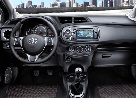 Yaris thế hệ thứ 3 (2013-đến nay) với bảng đồng hồ tốc độ trở về vị trí sau vô lăng