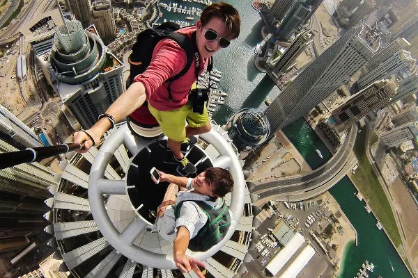 Chàng trai Alexander Remnev mới chỉ 19 tuổi khi cùng bạn chinh phục tòa tháp Princess Tower tại Dubai, tòa nhà ở cao nhất thế giới với độ cao 414 mét.