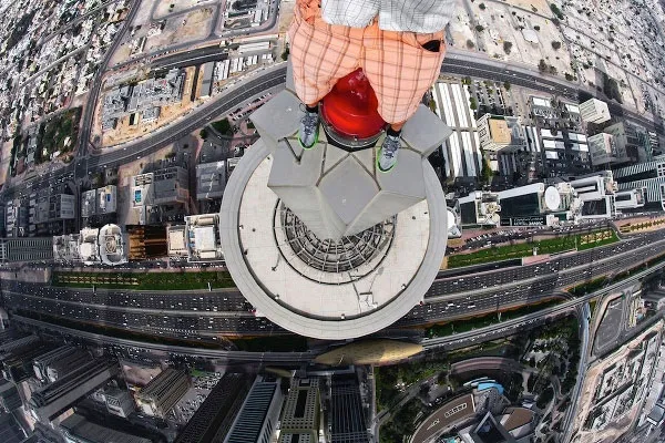 Góc nhìn khác của Remnev trong chuyến đi trên Princess Tower.