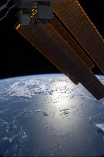 Trái Đất nhìn từ ISS khi trạm vũ trụ này tiến gần đến Australia vào ban đêm.