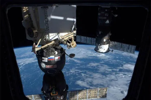 Bức ảnh được nhà nghiên cứu của NASA chụp từ con tàu vũ trụ Soyuz với lời mô phỏng: "Tôi không thể ngưng nhìn ra bên ngoài".