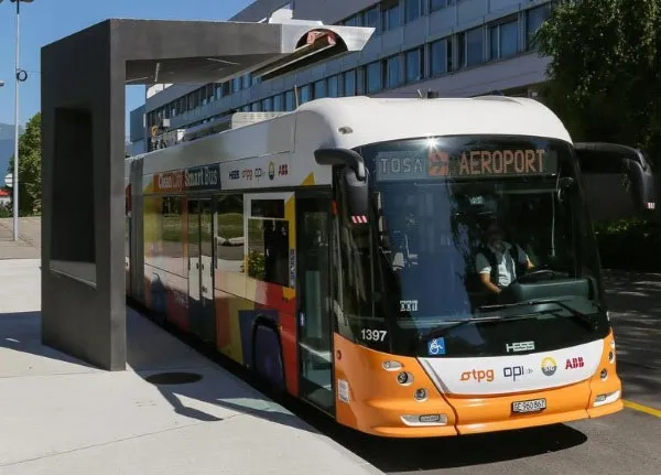 Xe bus TOSA đang đỗ ở trạm sạc