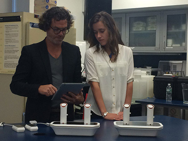 Giáo sư Edward và cộng sự Rachel Field trình diễn thiết bị gửi nhận email có mùi hương tại Bảo tàng Lịch sử Tự nhiên Hoa Kỳ