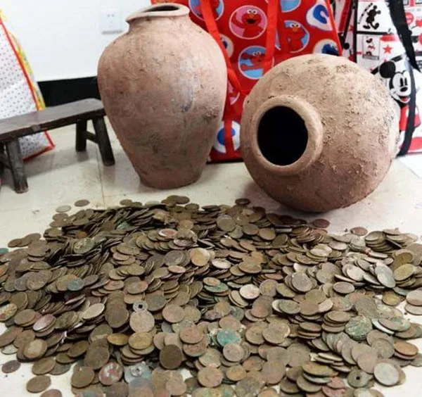 Hai bình tiền cổ lớn đã được phát hiện ở Tứ Xuyên