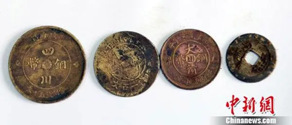 Một số đồng tiền cổ khai quật được