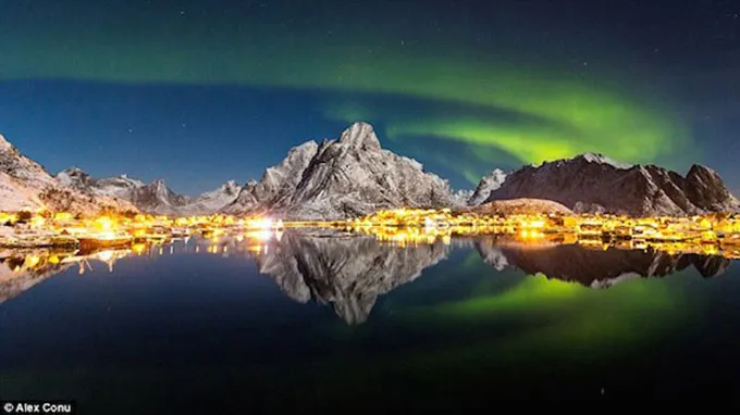 Làng chài thuộc quần đảo Lofoten phía bắc Na Uy phản chiếu dưới nước sau những ngày bão, được chụp bởi nhiếp ảnh gia Alex Conu