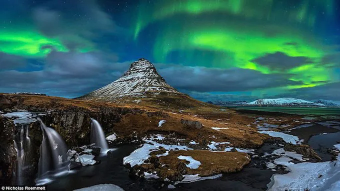 Ảnh chụp cực quang trên thác nước Kirkjufell ở Iceland trong một đêm trăng tháng 3/2014, được chụp bởi nhiếp ảnh gia Nicholas Roemmelt