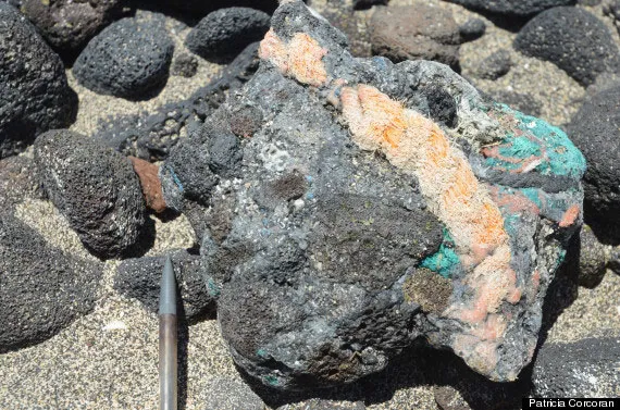 Đá plastiglomerate có nguồn gốc từ rác thải nhựa