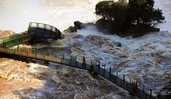 Một cây cầu bị phá hủy trong trận ngập lụt ở Iguacu Falls, tỉnh Foz do Iguacu, Brazil ngày 12/6