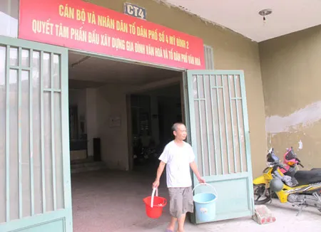Cư dân tòa nhà CT4 phải đi xin từng xô nước về dùng